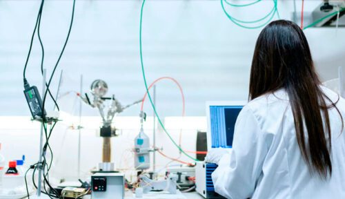 Mujer trabajando en laboratorio