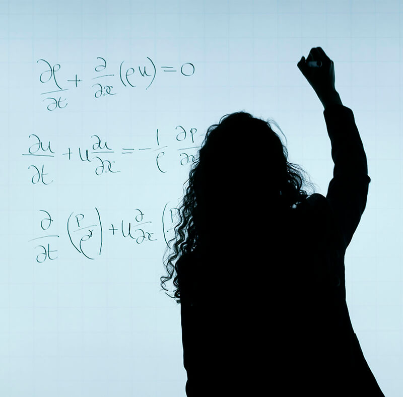 Mujer realizando operaciones matemáticas