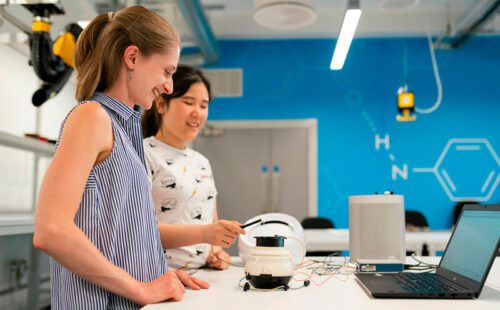 Mujer programando un robot